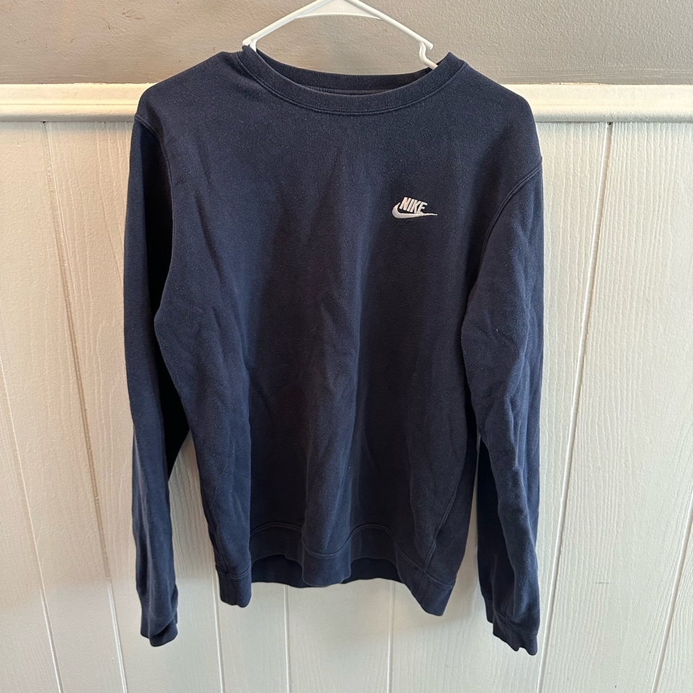 Navy crewneck from Nike, OG pricing $60. Love the color and fit of it!